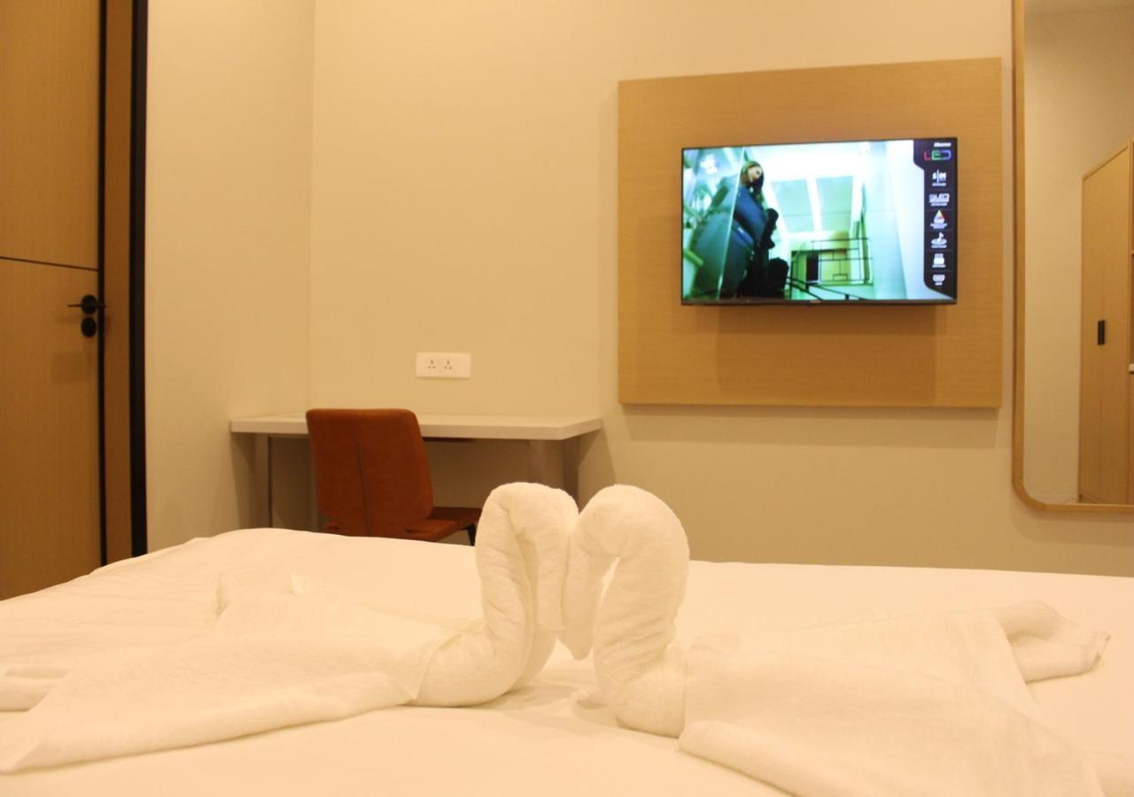 Ixoras Hotel Lemba Киншаса Екстериор снимка