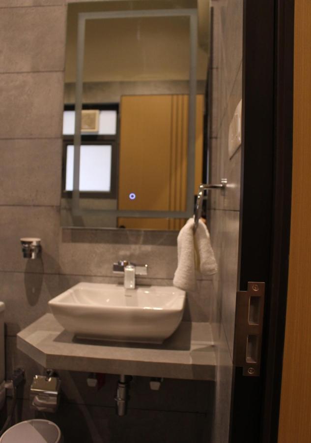 Ixoras Hotel Lemba Киншаса Екстериор снимка
