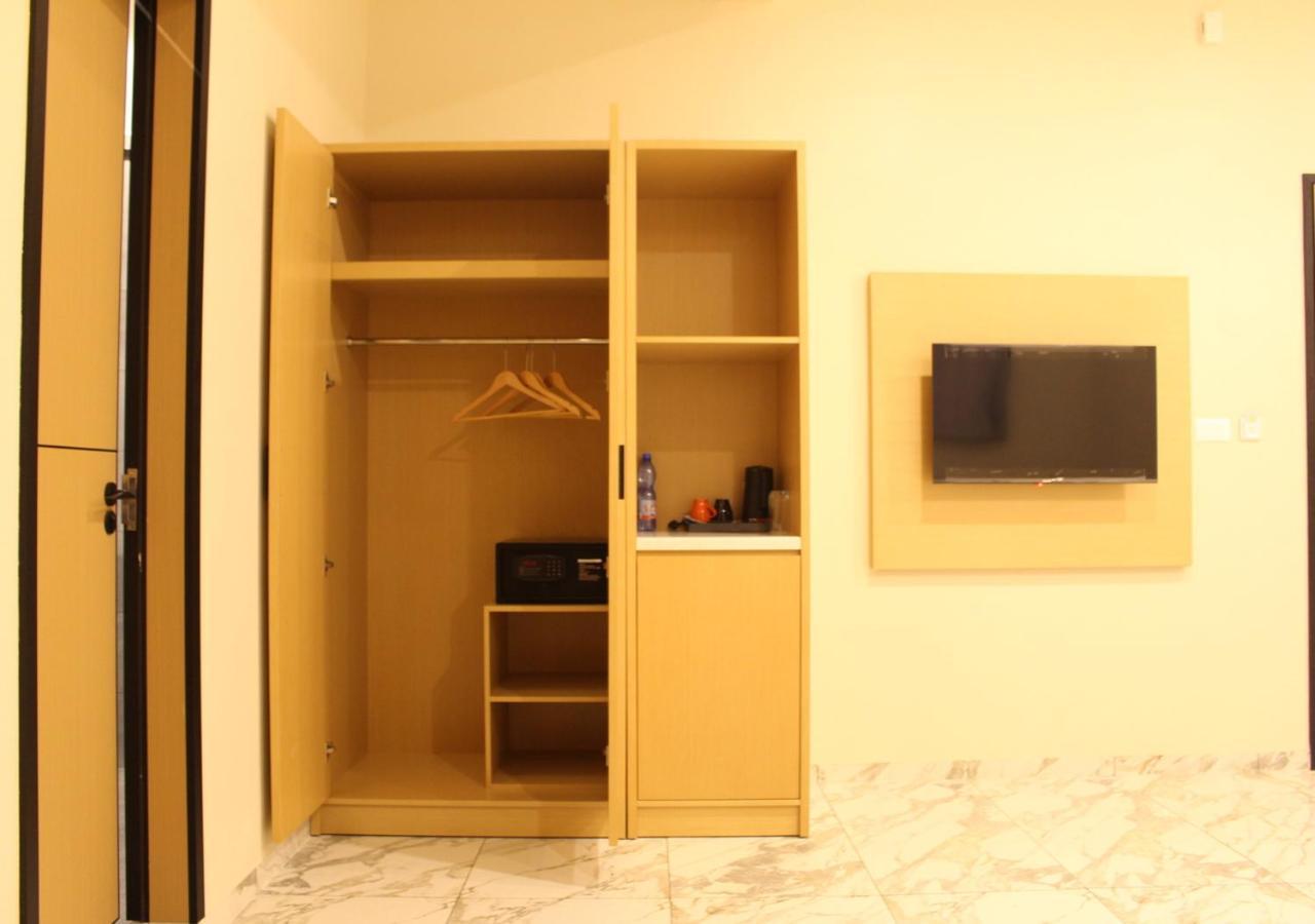 Ixoras Hotel Lemba Киншаса Екстериор снимка