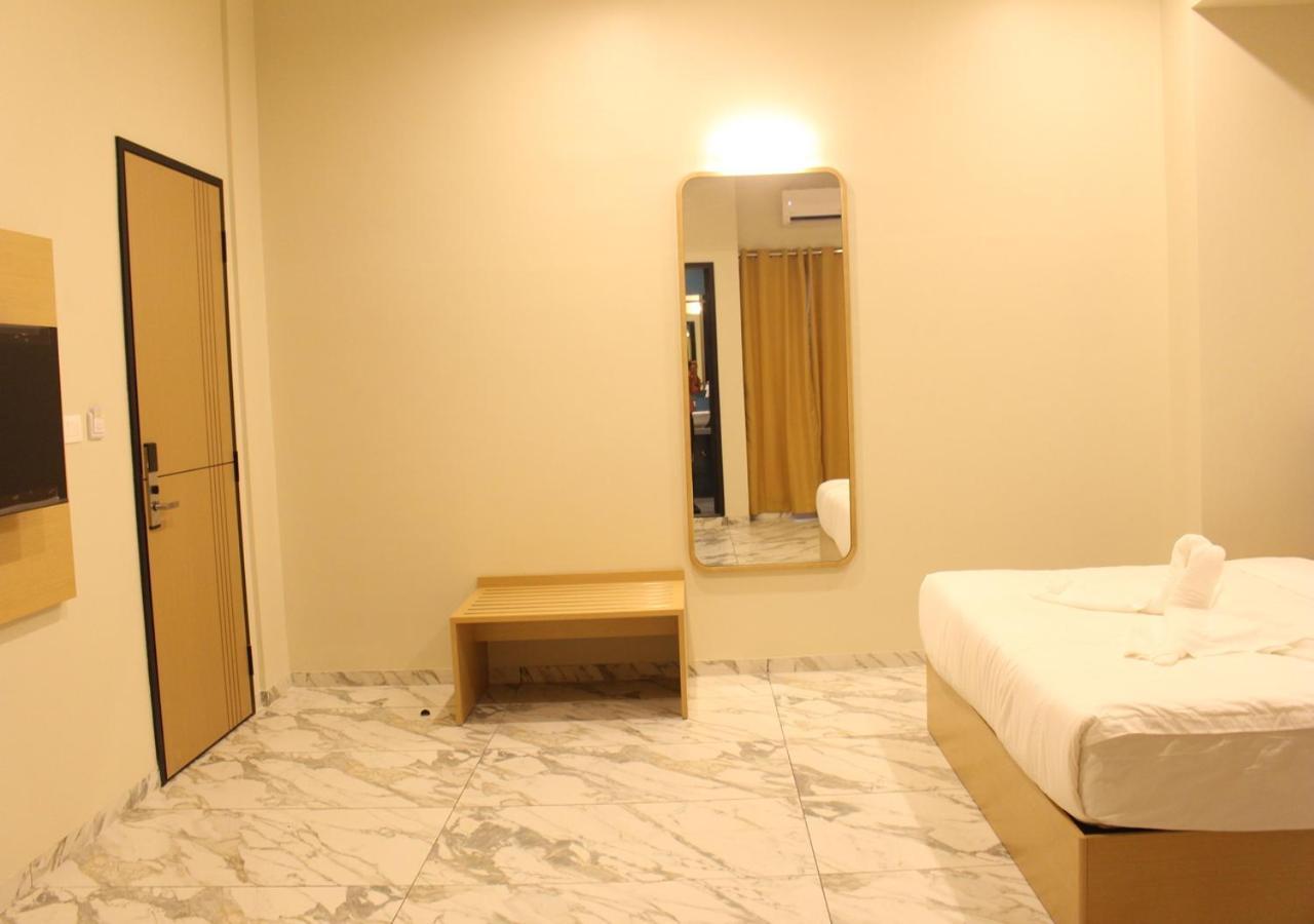 Ixoras Hotel Lemba Киншаса Екстериор снимка