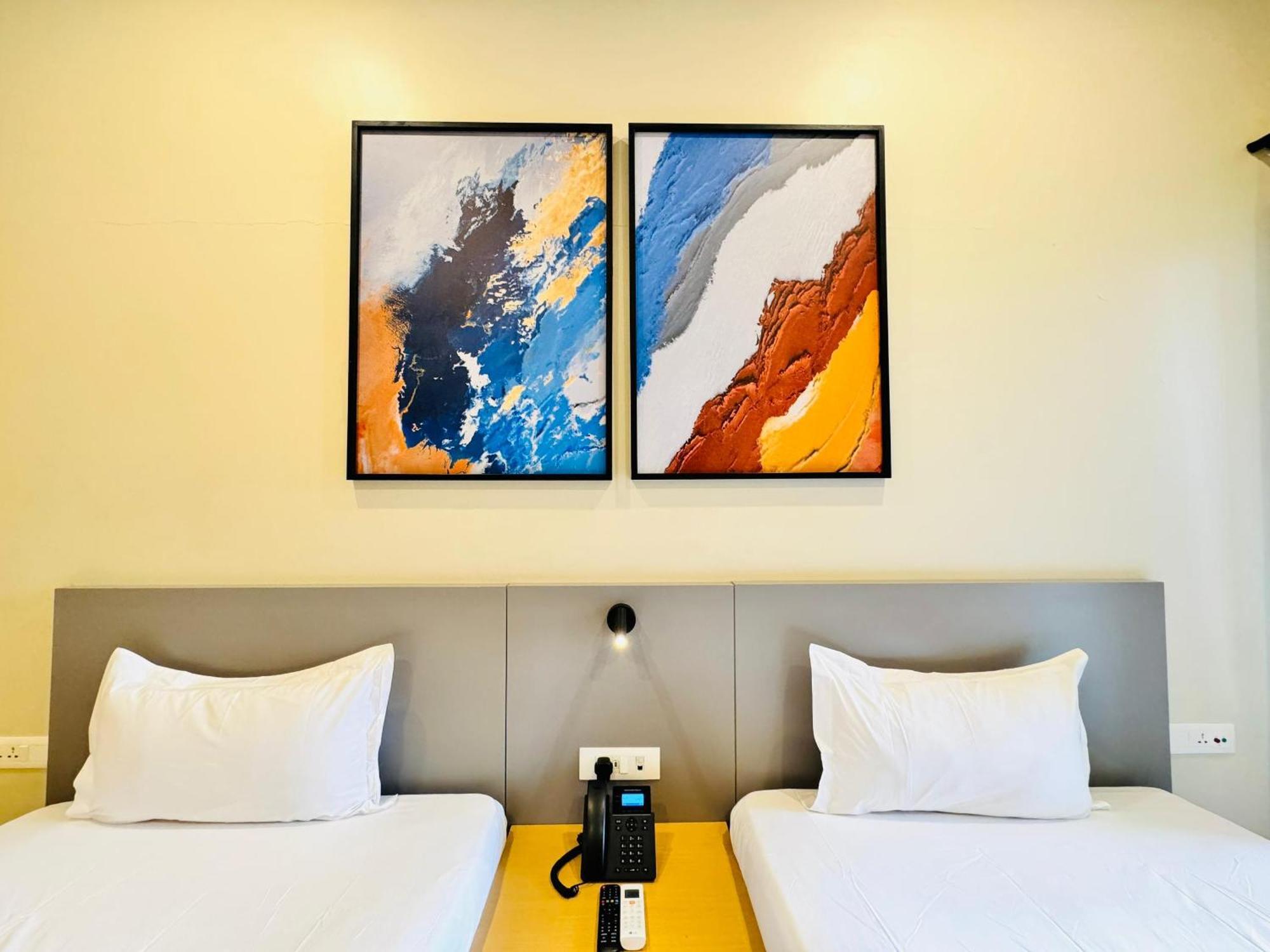 Ixoras Hotel Lemba Киншаса Екстериор снимка