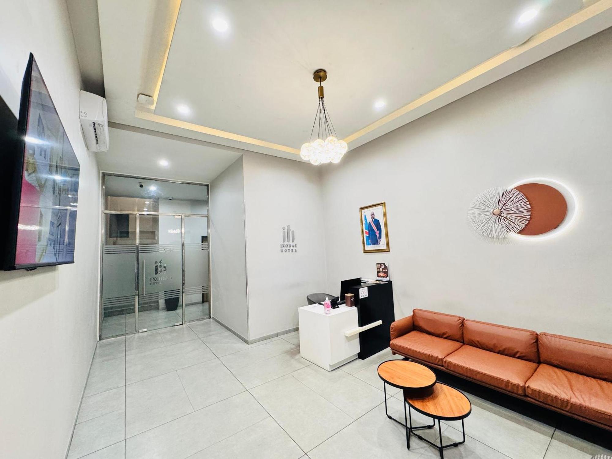 Ixoras Hotel Lemba Киншаса Екстериор снимка
