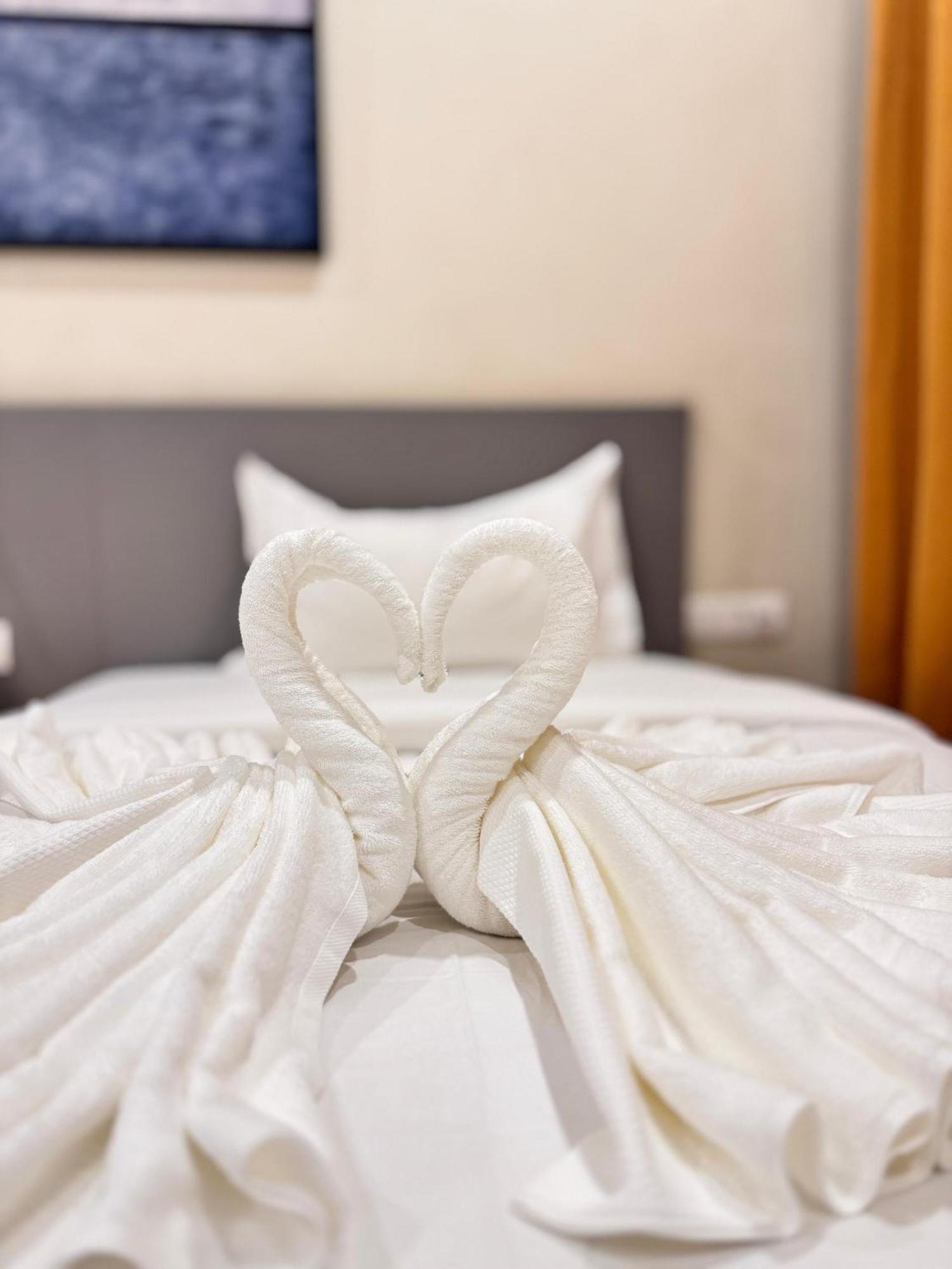 Ixoras Hotel Lemba Киншаса Екстериор снимка